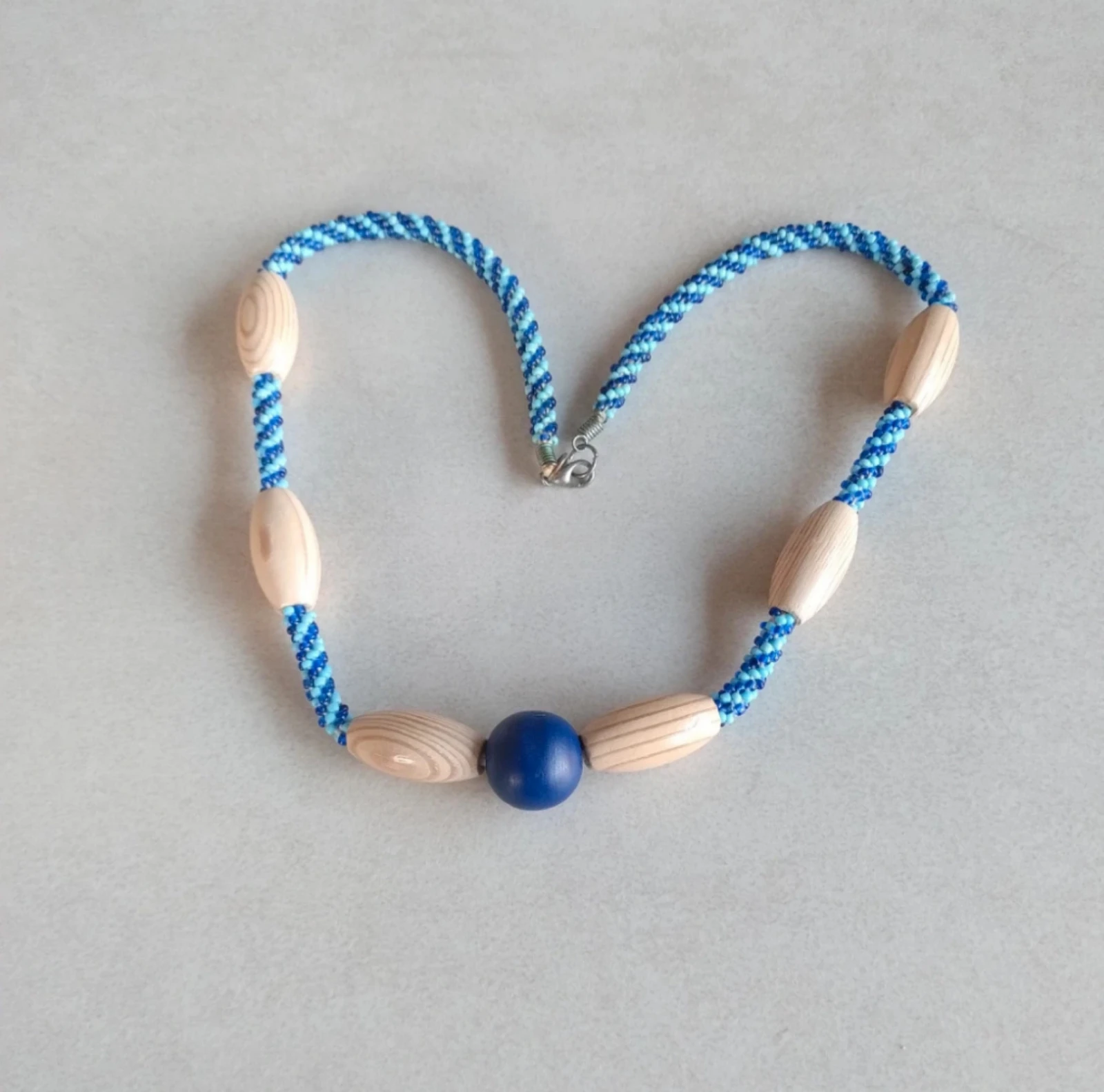 Ketting blauw kleine kralen, houten kralen